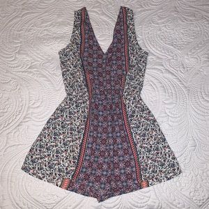 Lush Romper cute sleeveless V-neck elastic waist